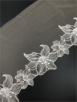 Вышивка на сетке бежевый/белые лилии, ширина 22 см, неэластичная, правая сторона 2914